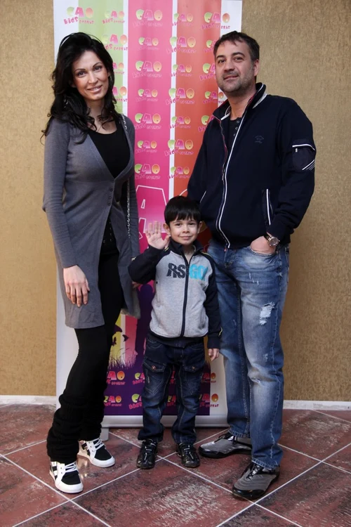 Nicoleta Luciu, soţul ei Zsolt Csergo şi micuţul Zsolt jr (foto: arhiva personală)