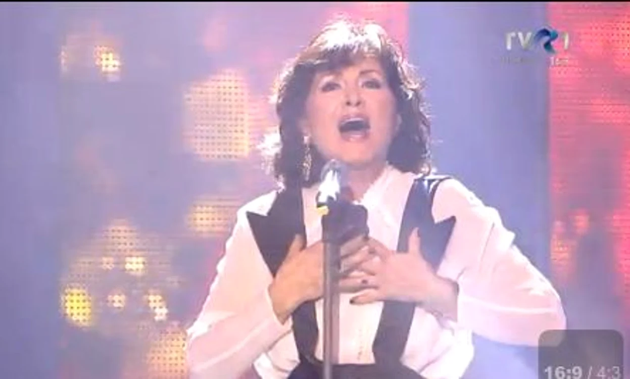 Luminiţa Dobrescu pe scena Teatrului Dramatic din Braşov (captură TVR)