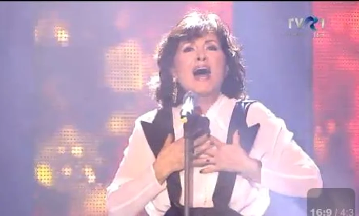 Luminiţa Dobrescu pe scena Teatrului Dramatic din Braşov (captură TVR)