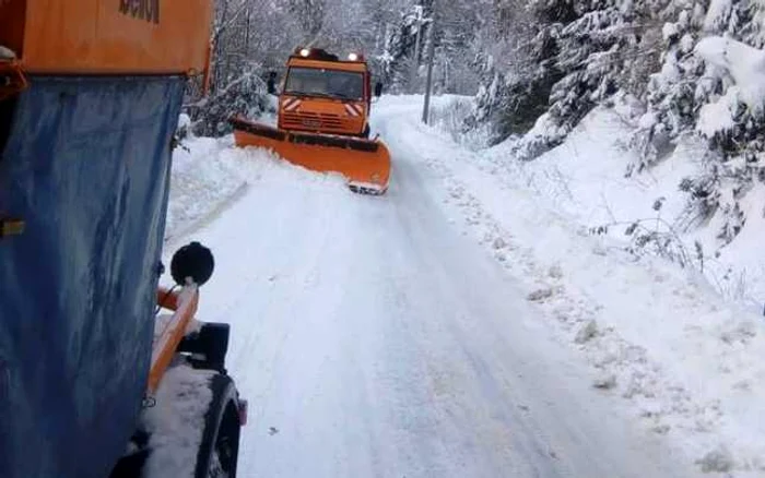 Drumul până pe Muntele Mic e o piedică în calea turiştilor, de multe ori nefiind deszăpezit