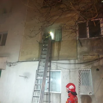 Incendiul a izbucnit într-o garsonieră din Vaslui FOTO ISU Vaslui