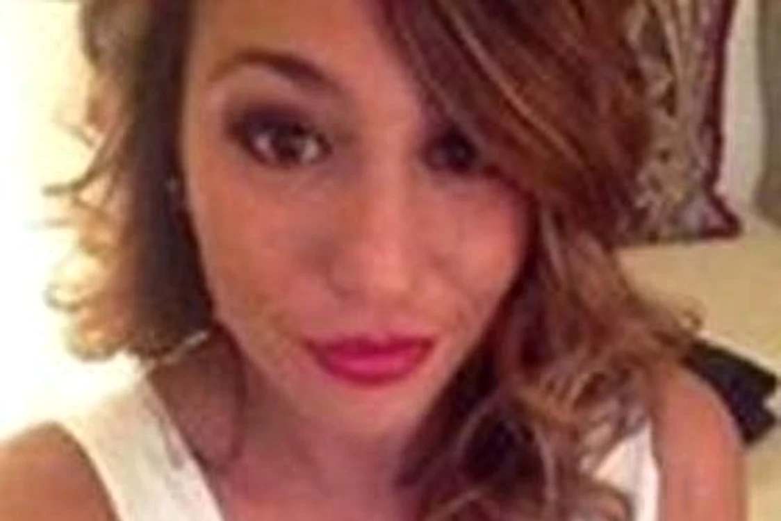 
    A fost concediată după ce angajatorul a descoperit o poză indecentă pe contul ei de InstagramFoto Instagram  
