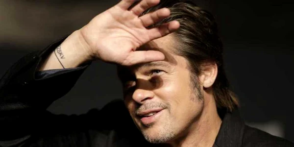 Actorul Brad Pitt îşi acoperă ochii pentru a bloca lumina în cursul unei conferinţe de presă pentru cel mai recent film Fury în Seul Coreea de Sud FOTO AP