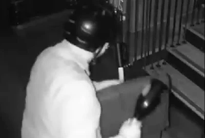 un roman a furat sticela de vin la Londra jpg