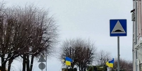 Vehicul militar cu drapelul ucrainean arborat într un oraș rusesc. Foto: Twitter