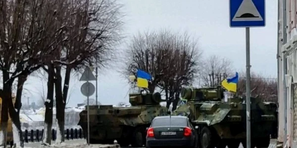 Vehicul militar cu drapelul ucrainean arborat într un oraș rusesc. Foto: Twitter