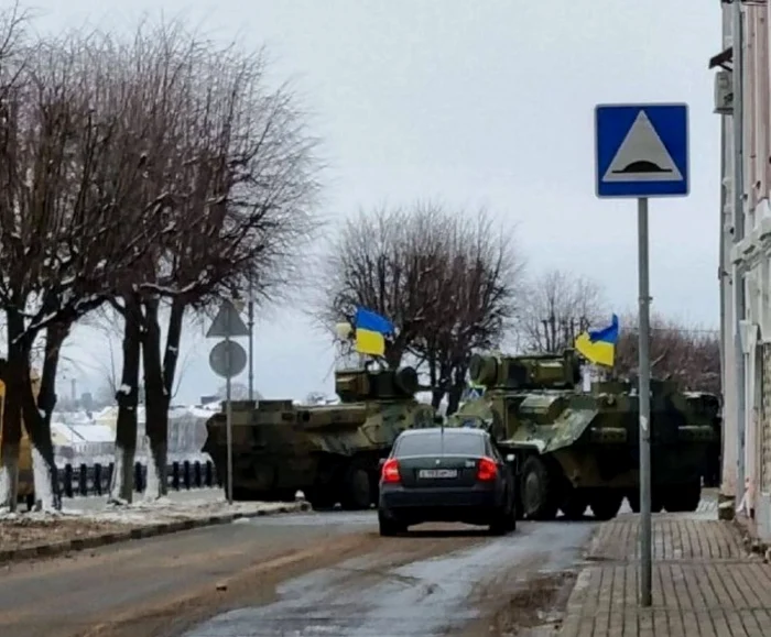 Vehicule militare în orașul rusesc Tver.