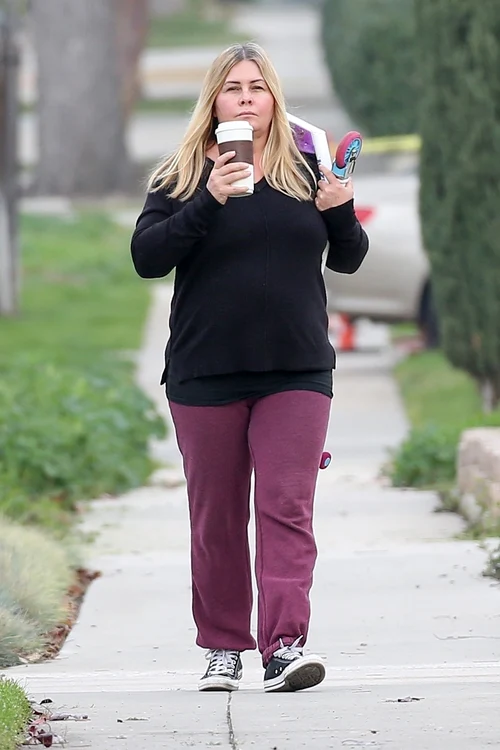 Nicole Eggert plimbându-se pe stradă
