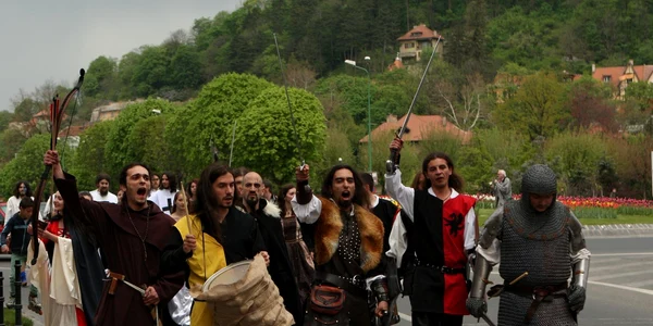 Cavalerii vor apăra cetatea în Duminica Tomii
