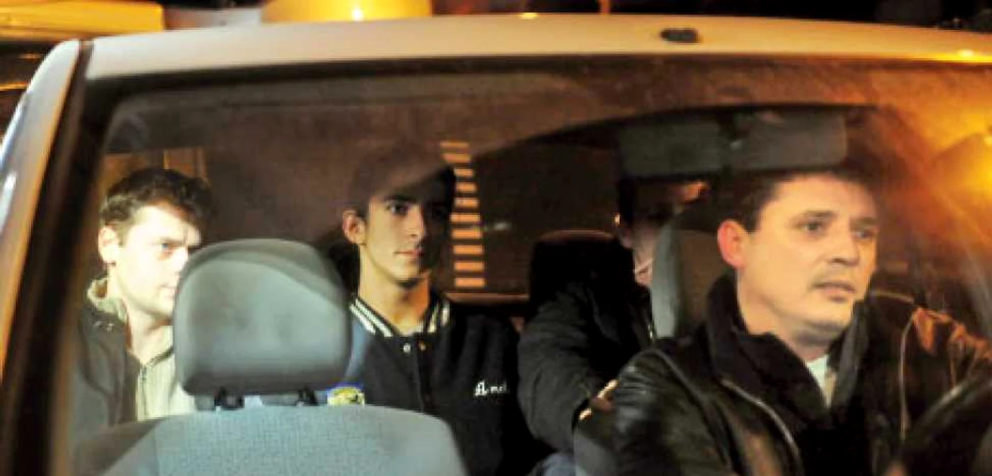 Răzvan Plăcintă (mijloc) a fost dus în arestul poliţiei, fiind reţinut pentru 24 de ore