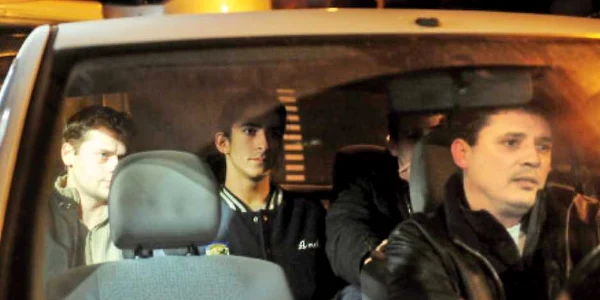 Răzvan Plăcintă (mijloc) a fost dus în arestul poliţiei, fiind reţinut pentru 24 de ore