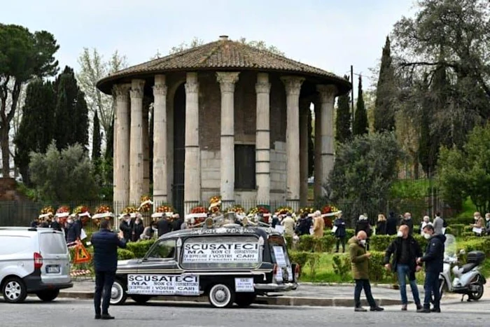 Protest al angajatilor pompelor funebre la Roma FOTO AFP