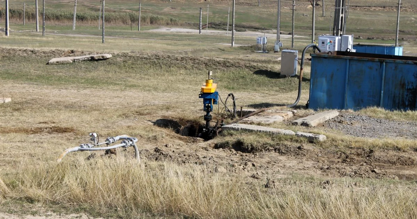 Câmpurile din apropiere de Izvoarele sunt pline de sonde de petrol. Foto: Bogdan Nistor