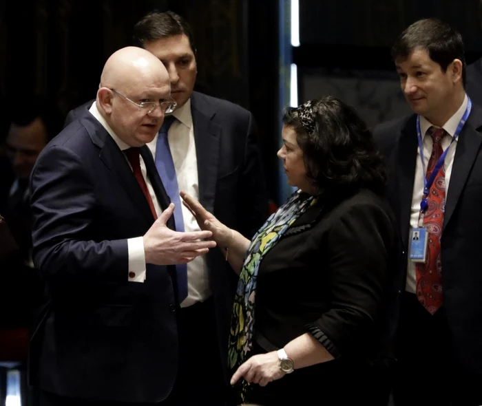 Karen Pierce, reprezentanta britanică la ONU, angajată într-o discuţie cu omologul ei rus Vasili Nebenzia FOTO EPA-EFE