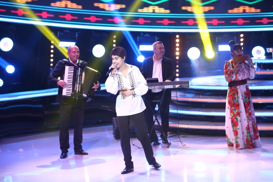Barbara Isasi, imitandu-l pe Benone Sinulescu