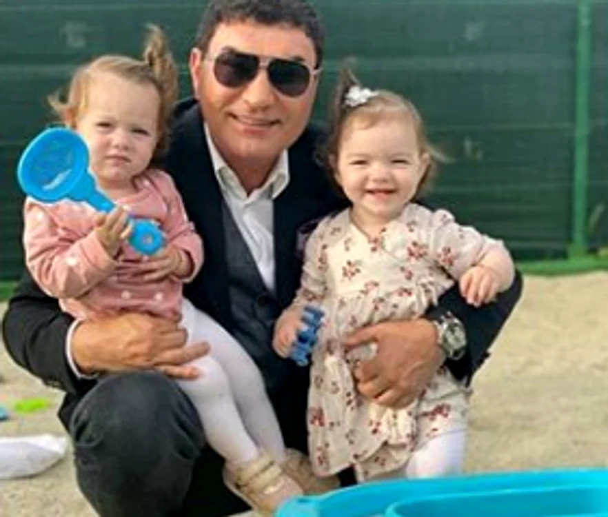 Pozele de familie ale celor doi arată că Borcea este un tătic extrem de fericit și atent cu micuții luiFoto: Instagram