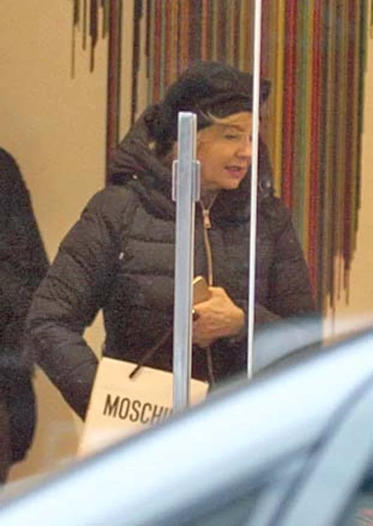 Nelly Lucescu, surprinsă în Dorobanţi, la un magazin de lux