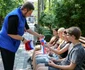 Voluntari împart steaguri rusești în Melitopol FOTO Profimedia 