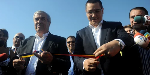 Calin Popescu Tariceanu (S) si premierul Victor Ponta (D) taie panglica pentru inaugurarea Autostrazii Bucuresti-Ploiesti - A3 in Bucuresti vineri 19 iulie 2012 RAZVAN LUPICA / MEDIAFAX FOTO