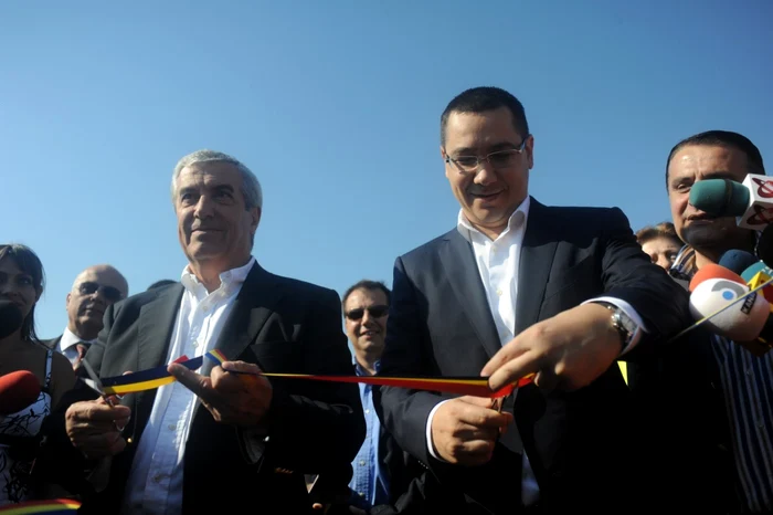 Calin Popescu Tariceanu (S) si premierul Victor Ponta (D) taie panglica pentru inaugurarea Autostrazii Bucuresti-Ploiesti - A3, in Bucuresti, vineri, 19 iulie 2012. Foto: RAZVAN LUPICA / MEDIAFAX FOTO