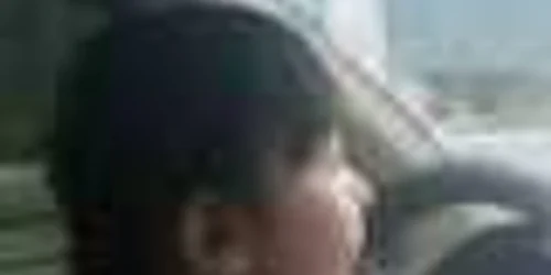 O fetiţă de doar patru ani conduce singură maşina tatălui său pe stradă