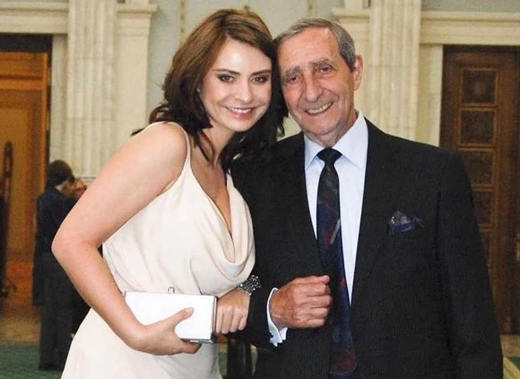 
    Adina Buzatu, alături de fiica ei, Sarafoto: arhiva personală  