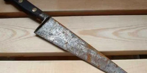 Bacău: Și-a ciuruit fratele cu un cuțit