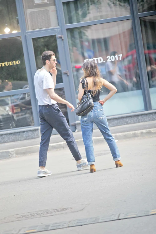 Lili și iubitul ei se înțeleg din priviri