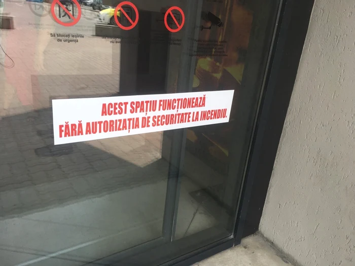 Afişul pe care oamenii îl pot citi la intrarea în mall-ul Electroputere Parc din Craiova FOTO / Ana Popescu