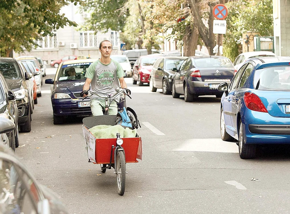 “Uleiosul” se plimbă  prin Bucureşti cu cargo-bicicleta