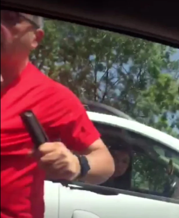 Individul a lovit autoturismul în care se aflau copii. Foto Captură video Facebook/Corina Cercel