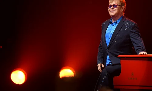 elton john a lansat un suc de mere jpeg