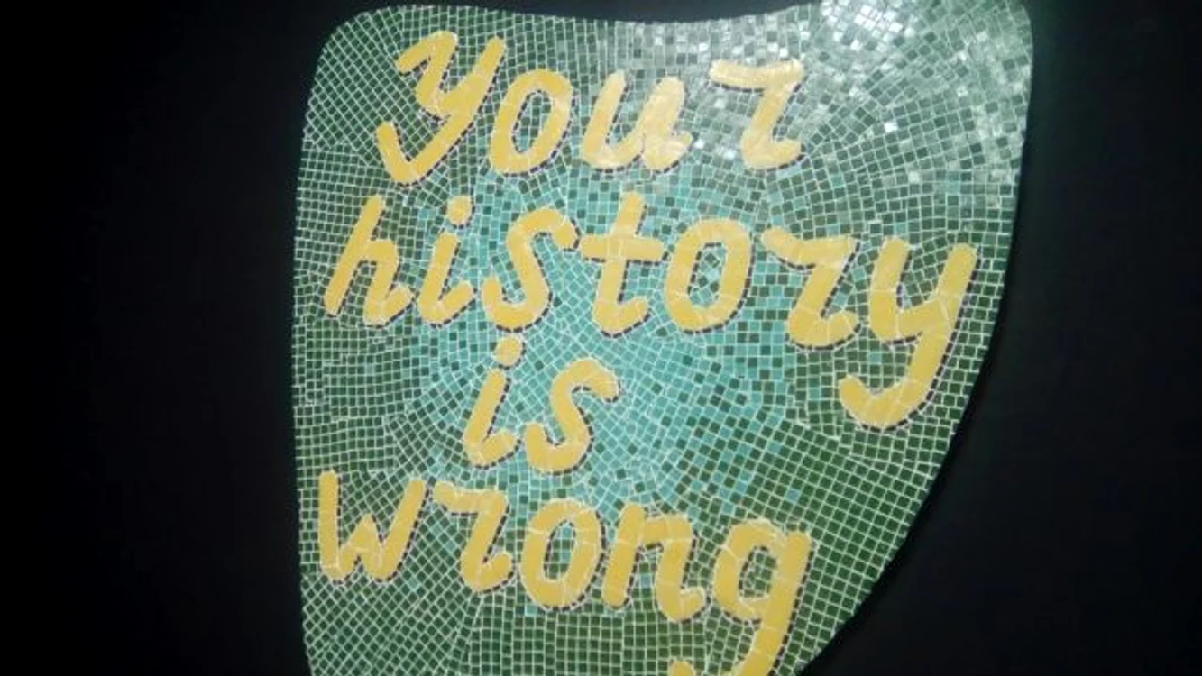 Mozaicul din seria „Your
History is Wrong“ expus de Anna Khodorkovskaya la Mobius Gallery în
august-septembrie 2018     FOTOGRAFII:
Doinel Tronaru / Facebook