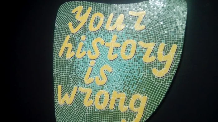 Mozaicul din seria „Your
History is Wrong“ expus de Anna Khodorkovskaya la Mobius Gallery în
august-septembrie 2018     FOTOGRAFII:
Doinel Tronaru / Facebook