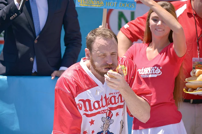 Campionul Joey Chestnut zice că poate să-şi doboare şi acest nou record