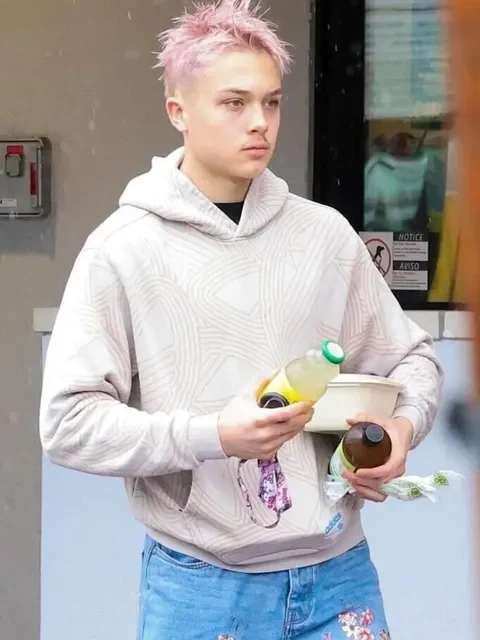 Cel mai mic fiu al Angelinei Jolie a apărut cu un nou look, care amintește de mama sa în anii '90