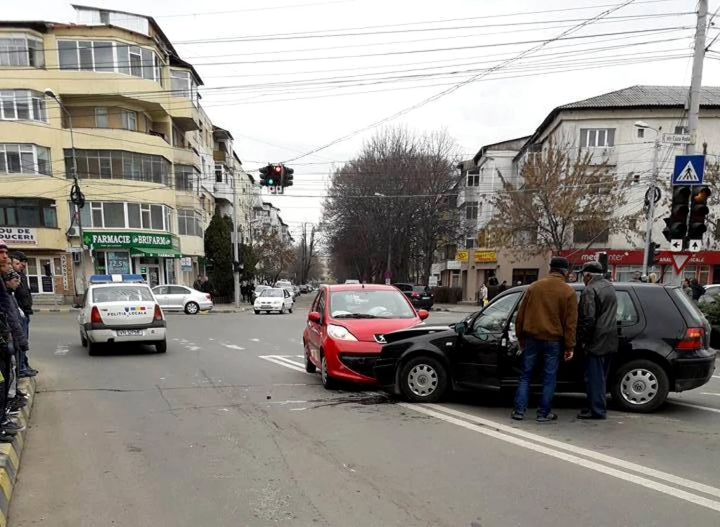 În accident au fost implicate trei maşini  FOTO: Facebook Mihai Radu