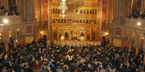 Zeci de mii de credincioşi sunt aşteptaţi mâine la biserici, mai ales că este şi zi liberă