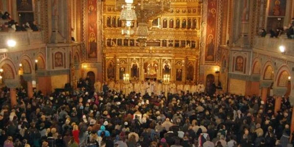 Zeci de mii de credincioşi sunt aşteptaţi mâine la biserici, mai ales că este şi zi liberă