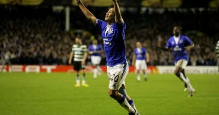 Sud-africanul Steven Pienaar celebrând golul marcat în poarta lui Sporting