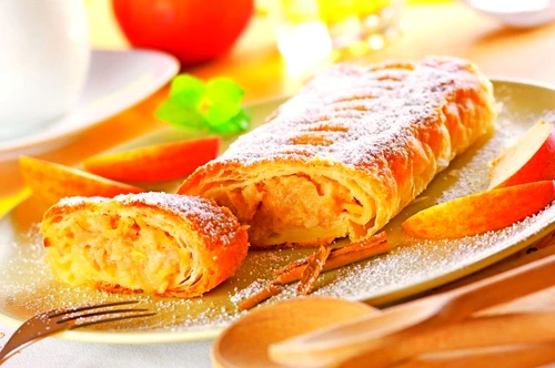 strudel cu mere si stafide jpeg