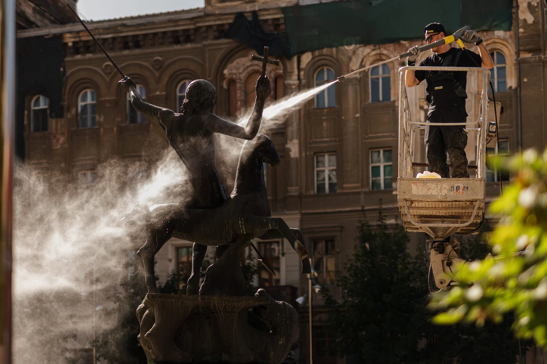 Statuia Sfântului Gheorghe a fost spălată FOTO Kärcher România