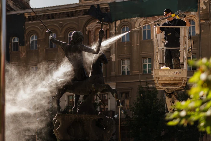 Statuia Sfântului Gheorghe a fost spălată FOTO Kärcher România