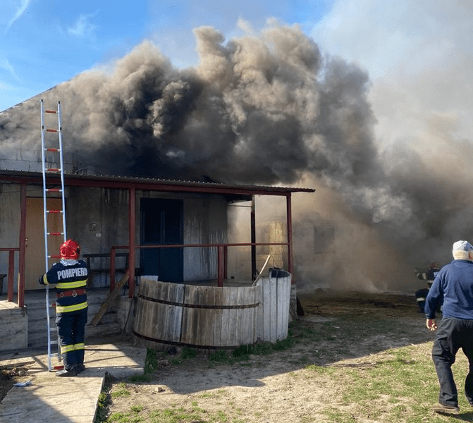 Alarmele au sunat încontinuu la ISU. Case distruse de flăcări şi incendii de vegetaţie, în județul Neamț