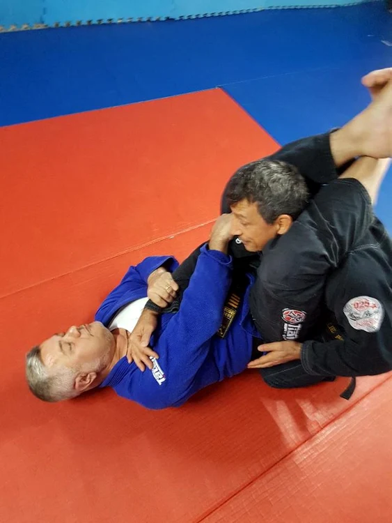 Candidatul Ninel Peia se antrenează  cu sensei Ilie Patru, un campion cu centură neagră și 6 Dan Jiu Jitsu