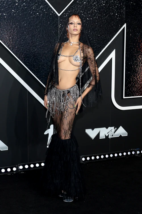 Jazzelle Zanaughtti, în sutien metalic și fustă neagră, la MTV VMA 2024
