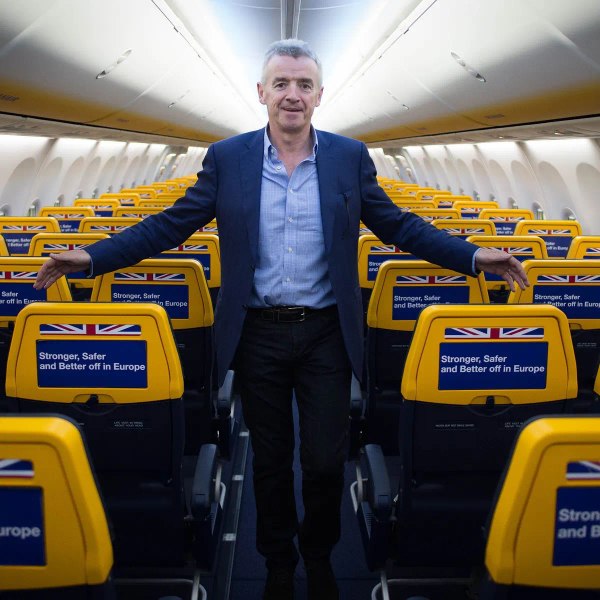 Angajații Ryanair, răsplătiți cu 2,50 euro dacă observă bagaje de mână supradimensionate