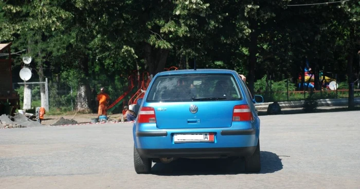 Maşinile circulă nestingherite pe aleile parcului  FOTO Florentin Coman