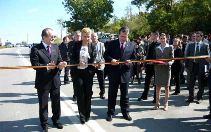 Emil Boc, Elena Udrea şi Victor Tarhon au tăiat panglica în octombrie 2010 FOTO Adevărul