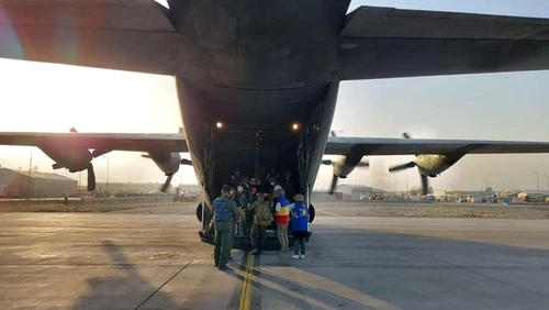 Românii, la îmbarcarea în avionul Hercules care îi aduce în țarăSursa foto: MApN